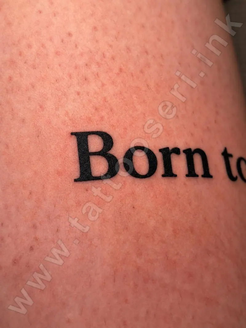 Konya'da yapılmış yazı dövmesi: "Born to" kelimeleri